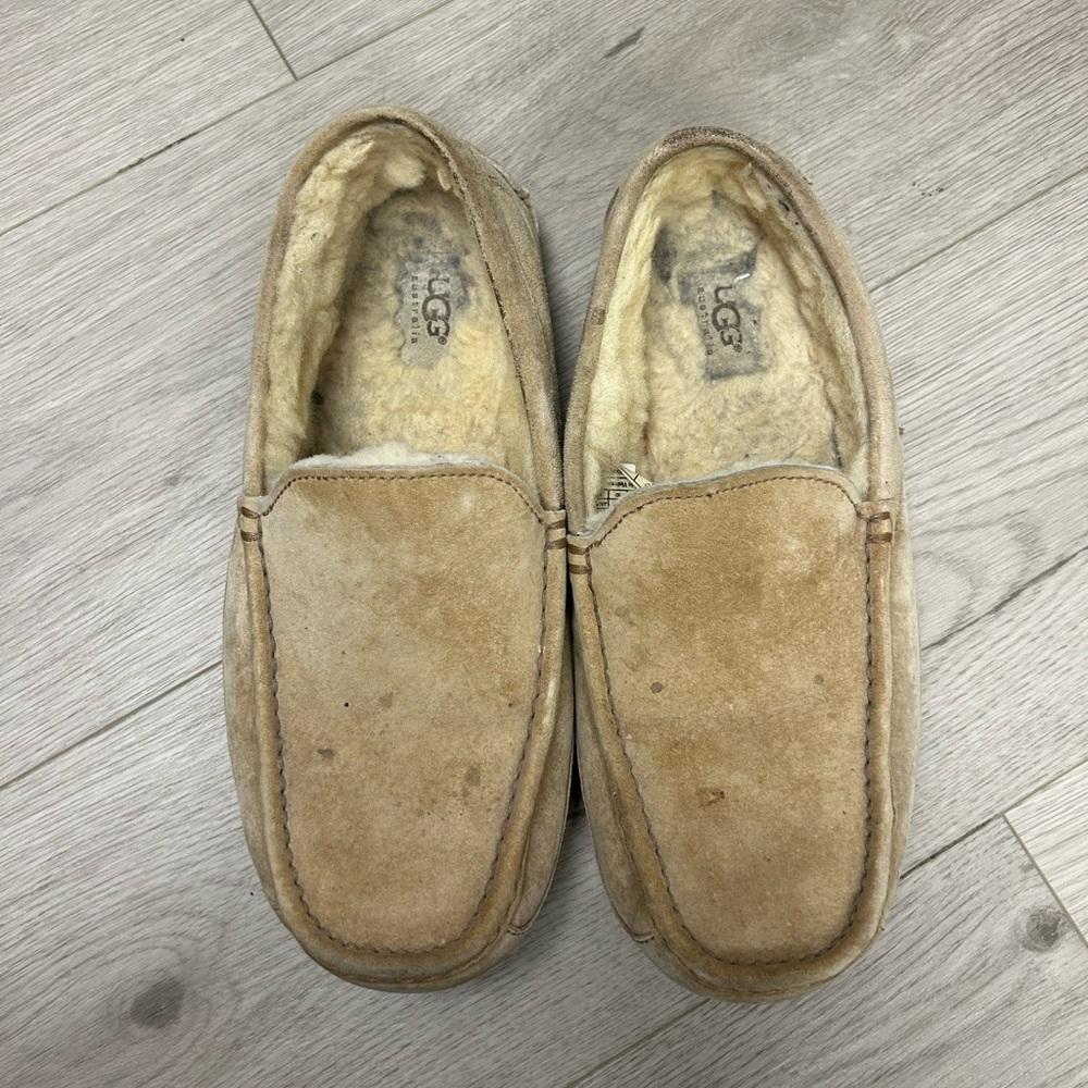 UGG Men’s Ascot Suede Slippers‎